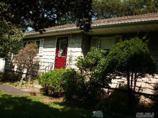 19 Fisk Rd, Holtsville, NY 11742-2116