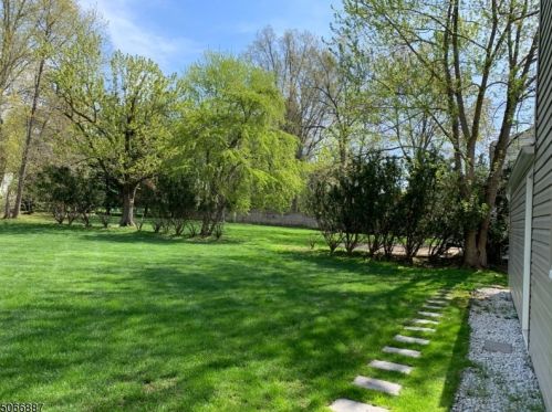 66 Wellington Rd, East Brunswick NJ  08816-1723 exterior