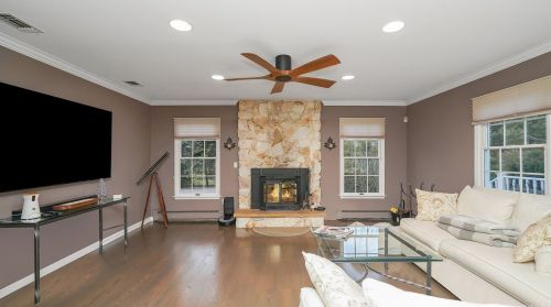 18 Drew Dr, Eastport NY  11941-1335 exterior