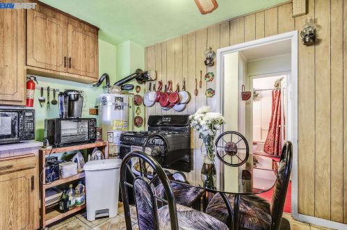 956 76, Oakland CA 94605-2808 exterior