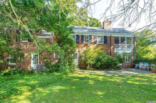 39 South Dr, Great Neck, NY 11021-1960