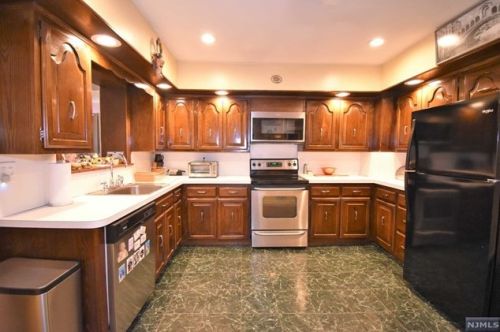 26 Elmwood Ter, Elmwood Park NJ  07407-1729 exterior