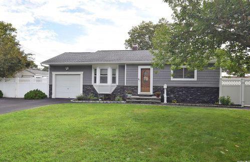 1043 Carll Dr, Bayshore, NY 11706-6203
