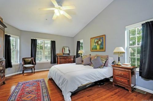 1408 Pondcrest Ln, White Plains NY  10607-1357 exterior