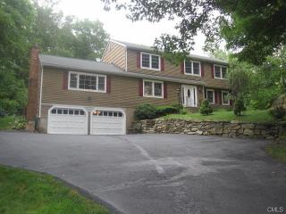 71 Rolling Wood Dr, Bridgeport, CT 06611-4925