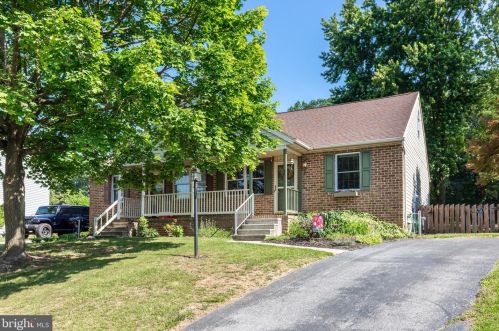 49 Pinewood Cir, Hanover PA 17331-9393 exterior