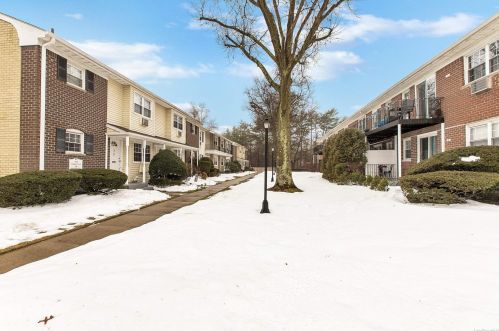 2809 Wilshire Ln, Oakdale NY  11769-1444 exterior