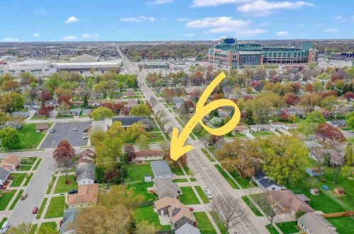 1613 Oneida St, Green Bay, WI 54304-3326