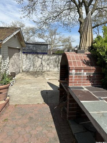402 Bch 9 St, Far Rockaway NY  11691-5522 exterior