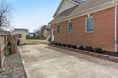 7337 Hooes Rd, Springfield VA 22152-3704 exterior