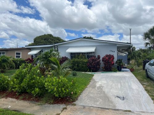 1309 8th St, West Palm Beach, FL 33401-3029