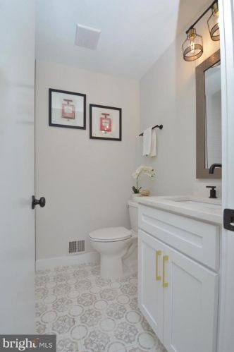 2608 Pioneer Ln, Falls Church VA  22043-3413 exterior