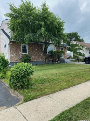 140 Booker Ave, Wheatley Heights NY  11798-4520 exterior