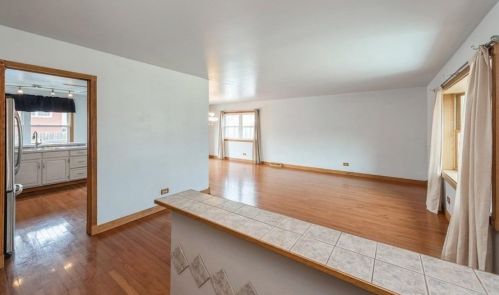 9128 Hawthorne Dr, Hammond, IN 46321-3230