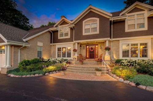 12438 Circle Dr, Thiensville, WI 53092-2605