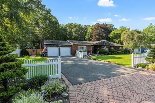 94 Bayview Dr, Oakdale, NY 11769-2208