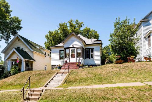 2219 6th St, Duluth, MN 55806-1513
