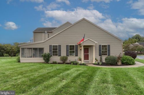 2092 Deer Run Dr, Hummelstown, PA 17036-7084