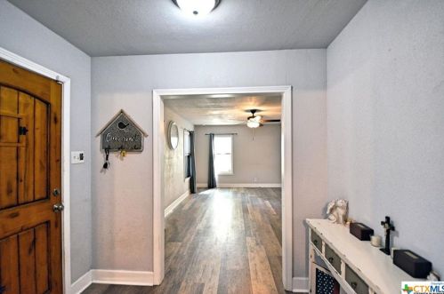 303 Blanks St, Seguin, TX 78155-7207
