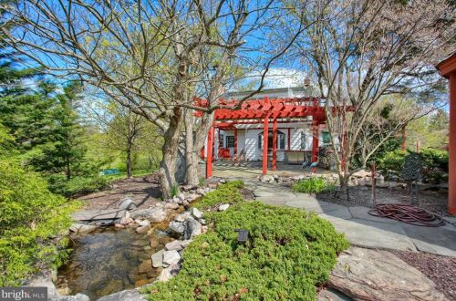 6411 Devonshire Hts Rd, Harrisburg PA 17111-4818 exterior