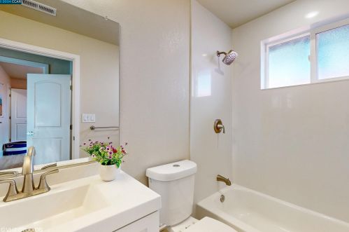 5054 Congress Ave, Oakland CA  94601-5402 exterior