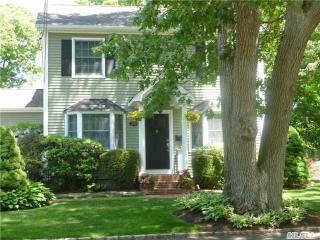 309 Fairview Ave, Bay Port, NY 11705-1860
