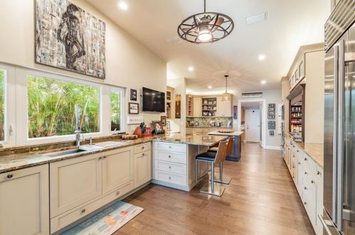 5148 31st Ave, Saint Petersburg FL  33707-5600 exterior