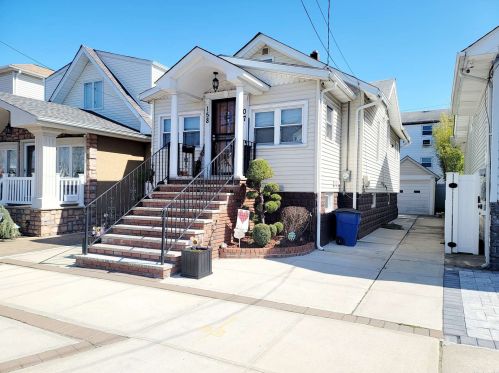 158-07 102nd St, Jamaica, NY 11414-1117