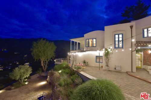 2453 Highpoint Dr, Calabasas, CA 91301-2858