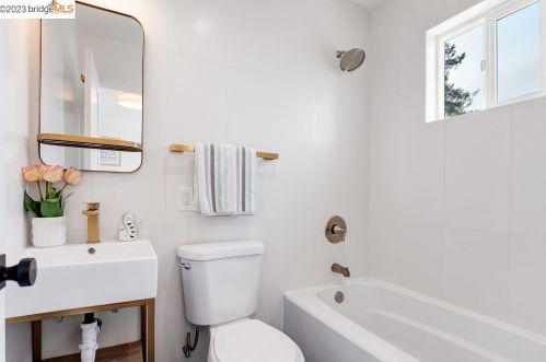 5018 Congress Ave, Oakland CA 94601-5405 exterior