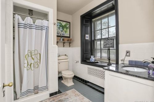 124 Old Battery Rd, Bridgeport CT  06605-3616 exterior