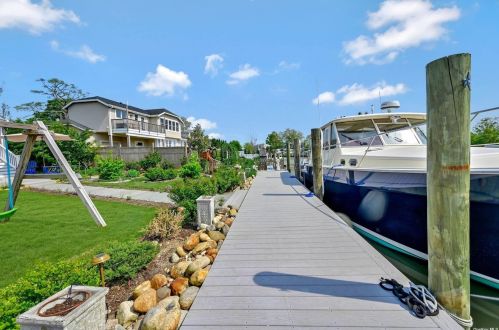 624 Tower Mews, Oakdale NY  11769-2449 exterior