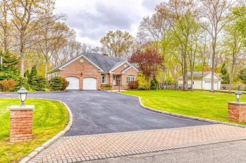 62 Radio Ave, Miller Place, NY 11764-3123