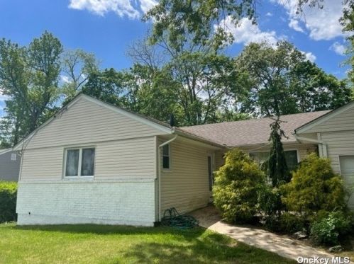 8 Orchard St, Great Neck, NY 11023-1137