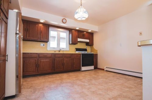 11 Gregg Ln, Bayonne NJ  07002-3706 exterior