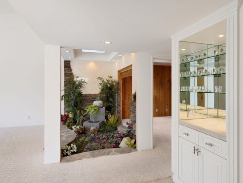 14 Seville Dr, Rancho Mirage CA  92270-3850 exterior