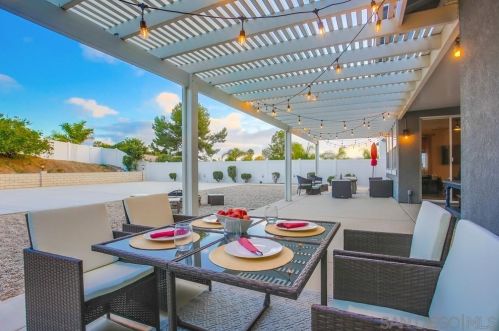 5057 Bella Collina St, Oceanside CA  92056-1924 exterior