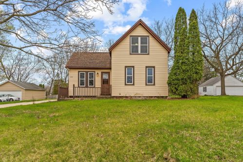 335 Hill St, Chenequa, WI 53029-2003
