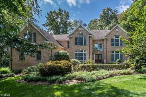 9 Brandywine Ct, Dover, NJ 07869-3128