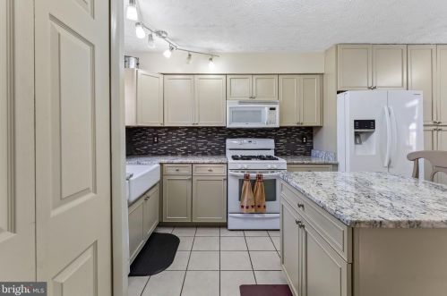 5585 Shadybrook Dr, Woodbridge, VA 22193-3515