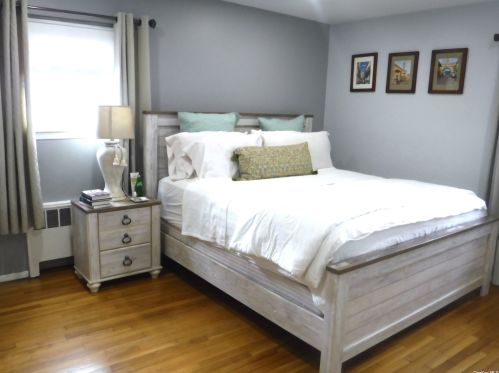 11 Barrington St, Westbury NY  11590-4629 exterior