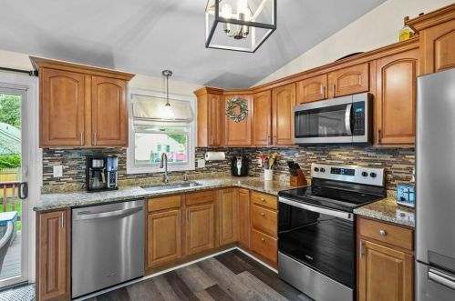 87 Holmes Rd, Warwick, RI 02888-1321