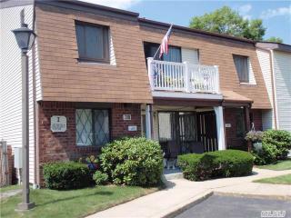 117 Clubhouse Dr, Copiague, NY 11726-3249