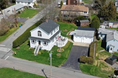 147 Renfrew Ave, Middletown, RI 02842-5856