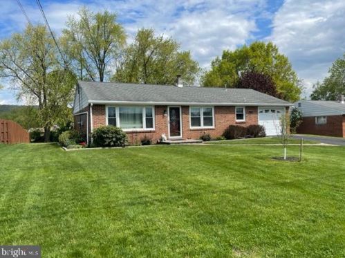 54 Sharon Rd, West Enola, PA 17025-1826