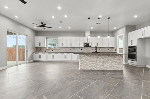 126 Mylnar Ave, Manteca CA  95336-4909 exterior