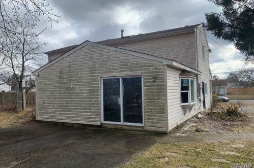 39 Ash St, Central Islip, NY 11722-3853