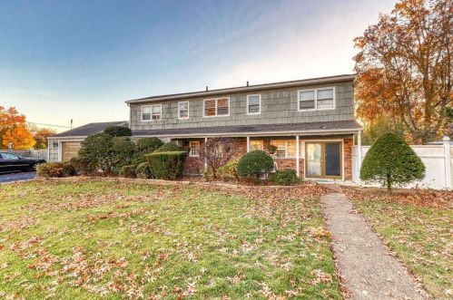 1 Greentree Cir, Westbury NY  11590-1510 exterior