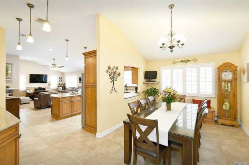 140 10 Ave, Holtsville NY  11742-2312 exterior