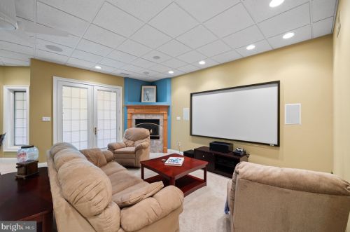 100 Deer Vly Ln, Wilmington DE  19807-1912 exterior